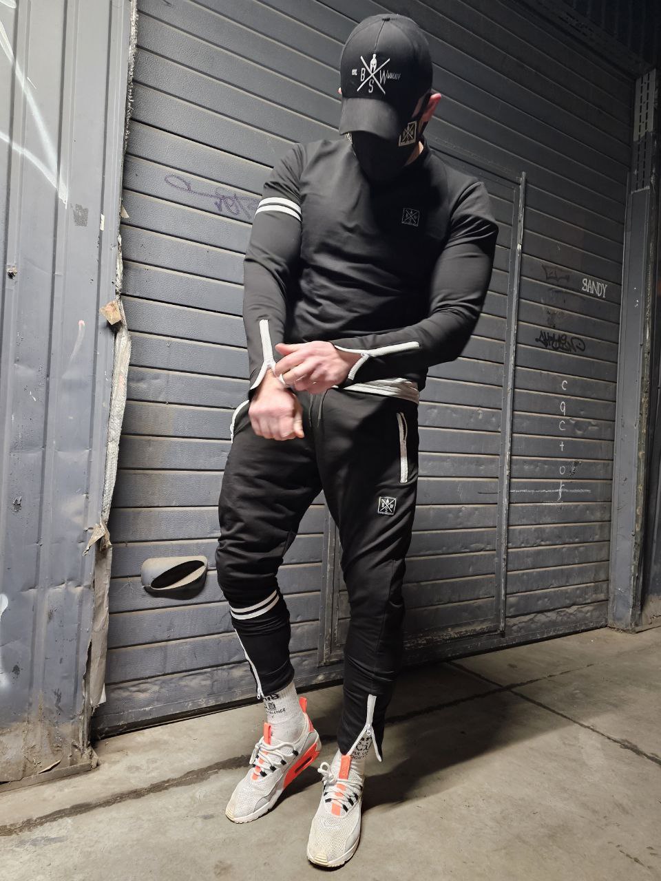 Спортивный мужской однотонный костюм черный B.S.W - Фото 2