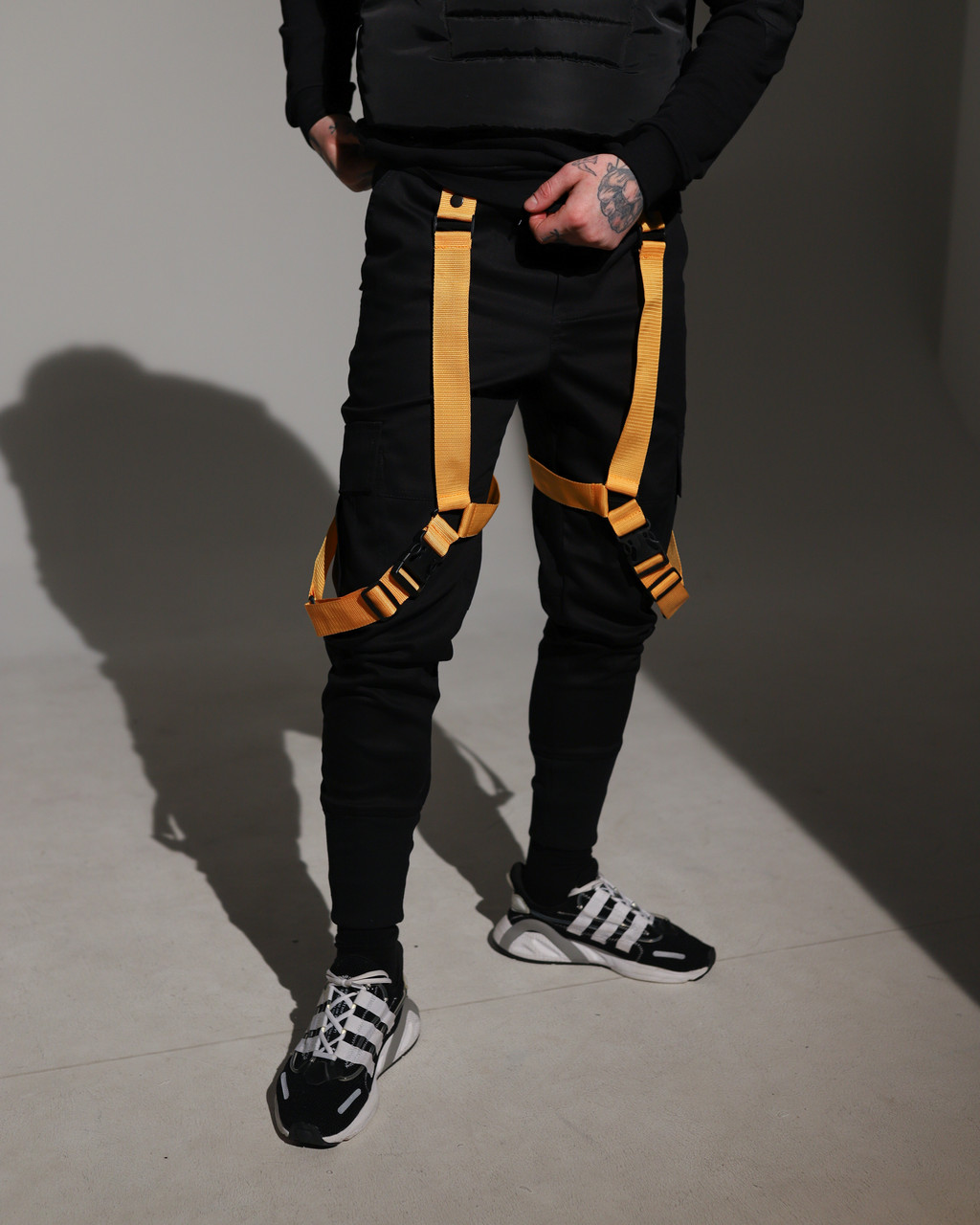 Карго штаны (джоггеры) мужские черные с оранжевыми лямками бренд ТУР модель Киоши