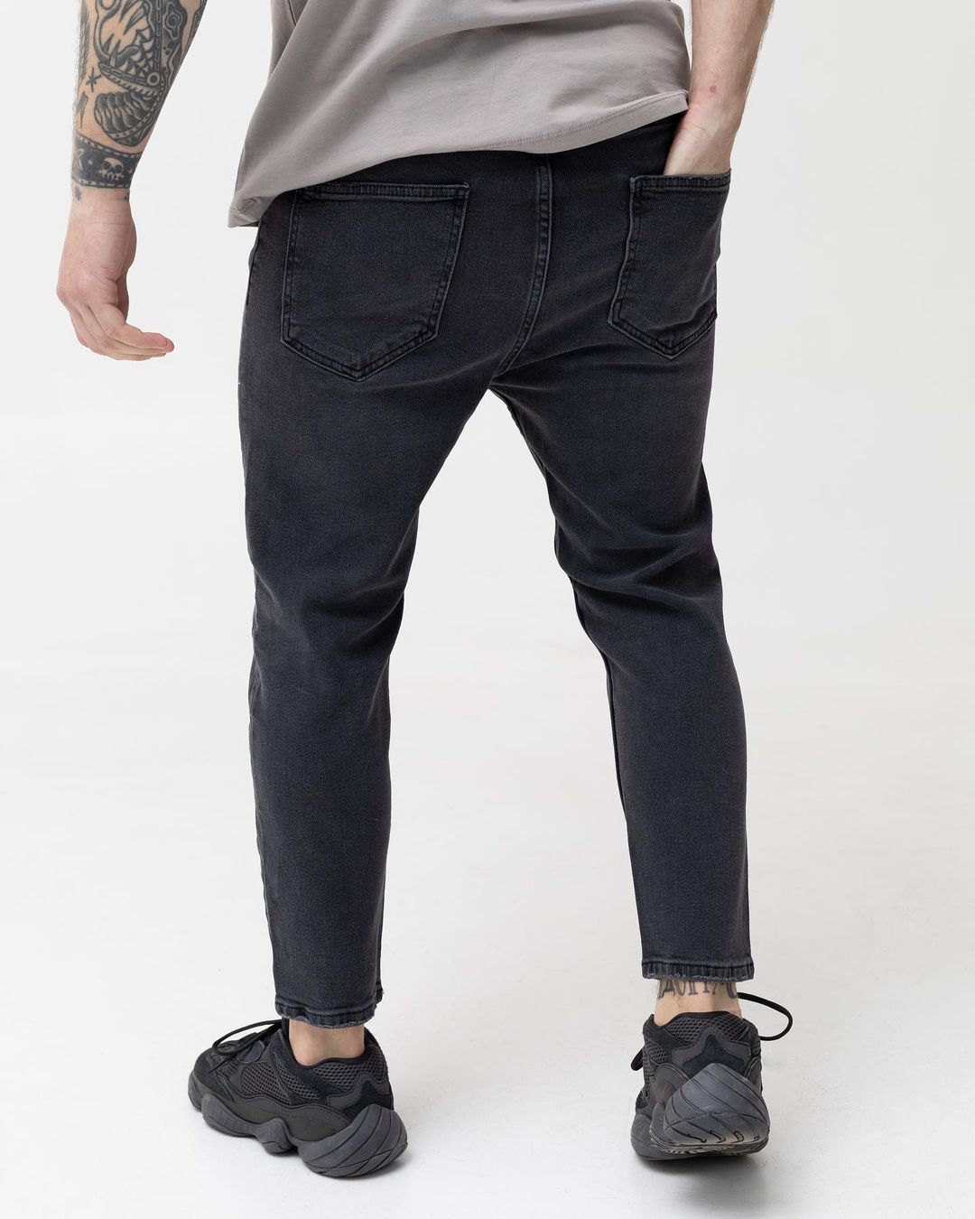 Базові чорні джинси від BEZET з потертостями - Фото 1