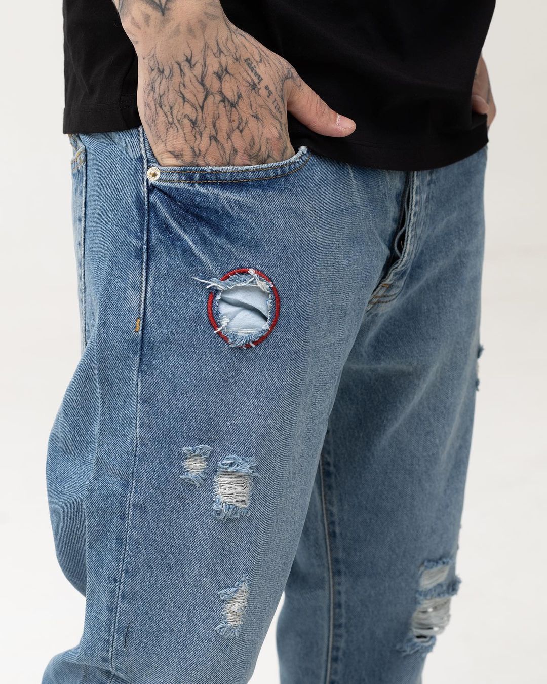 Синие мужские базовые джинсы BEZET с перфорацией - Фото 2