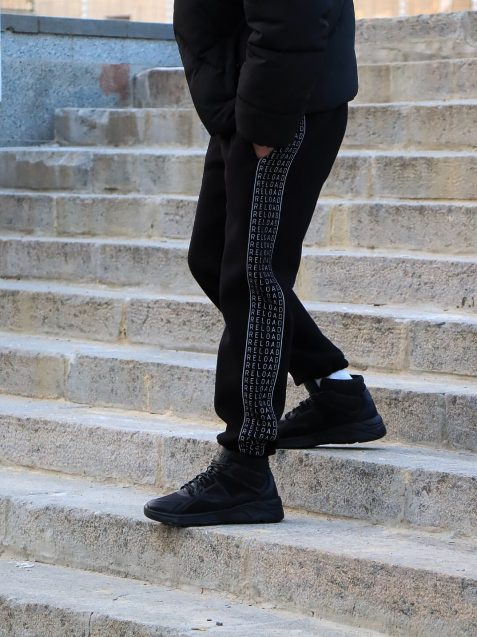 Чоловічі теплі спортивні штани з принтом Enjoy Reload чорні - Фото 1