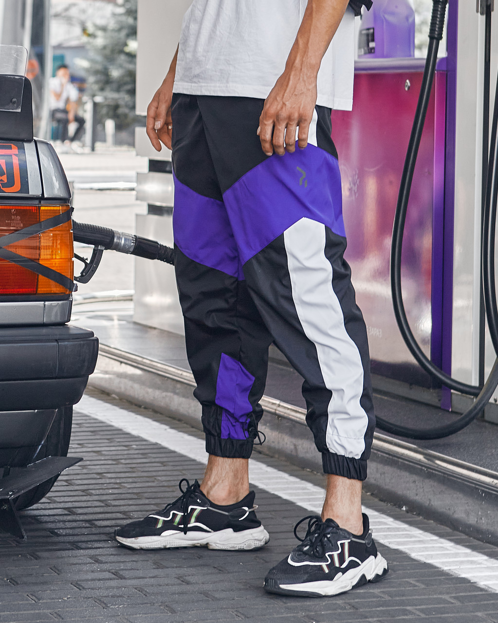 Теплые спортивные штаны Split черно-белые с фиолетовым Пушка Огонь