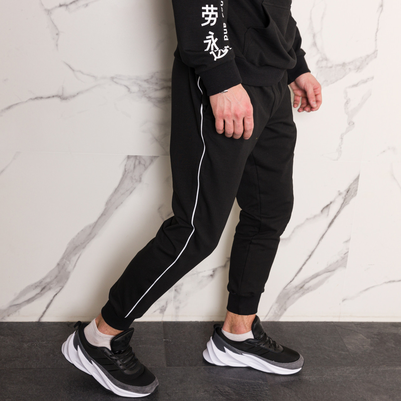 Спортивные штаны мужские черные с тонким белым лампасом от бренда ТУР модель Рейн (Rain) TURWEAR
