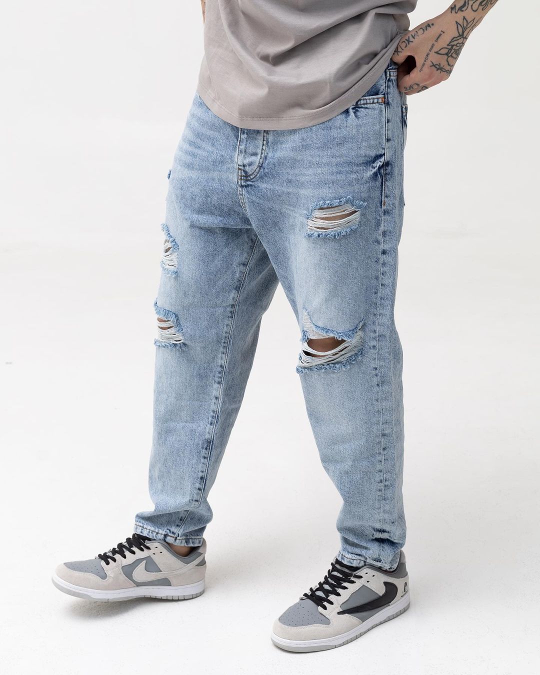 Чоловічі блакитні джинси BEZET з перфорацією - Фото 1