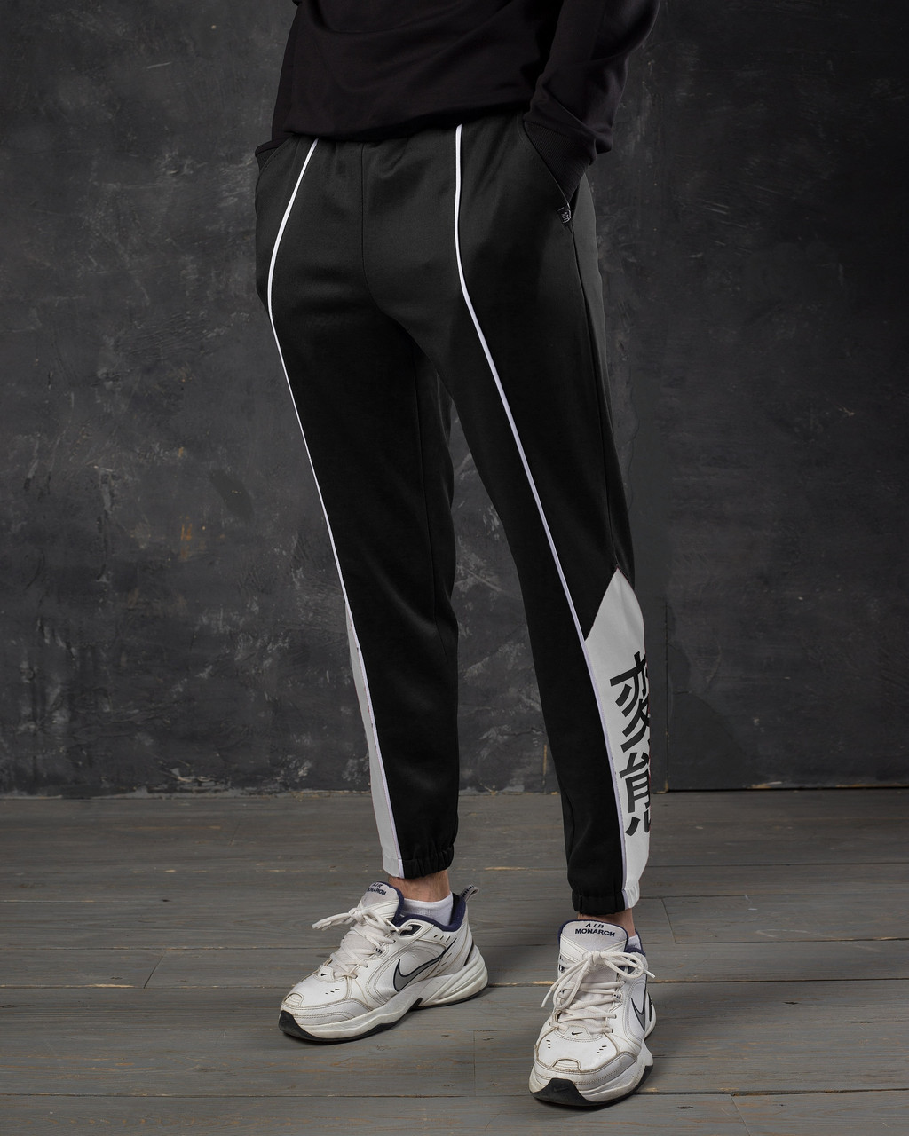 Cпортивные штаны мужские черно-белые с лампасом от бренда ТУР модель Крид (Creed) 