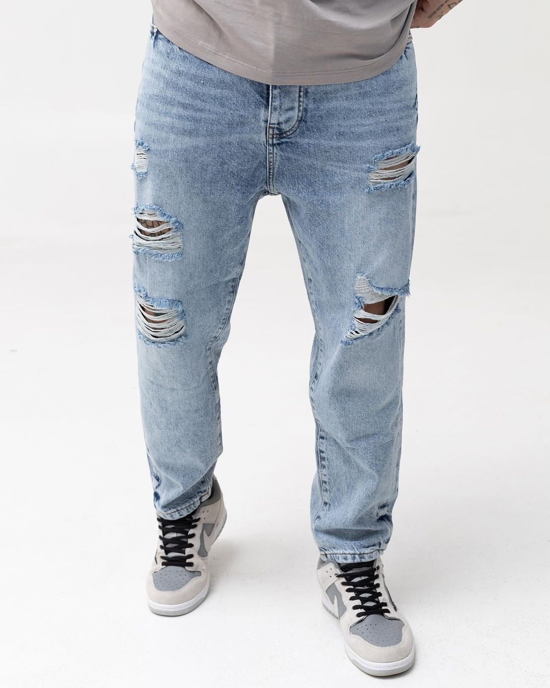 Чоловічі блакитні джинси BEZET з перфорацією - Фото 2