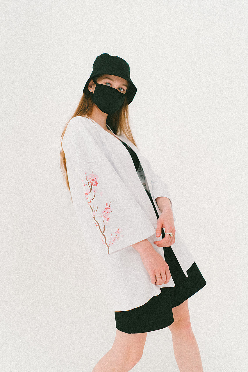 Комплект кимоно и шорты женские черно-белые модель Сакура от бренда Тур TURWEAR