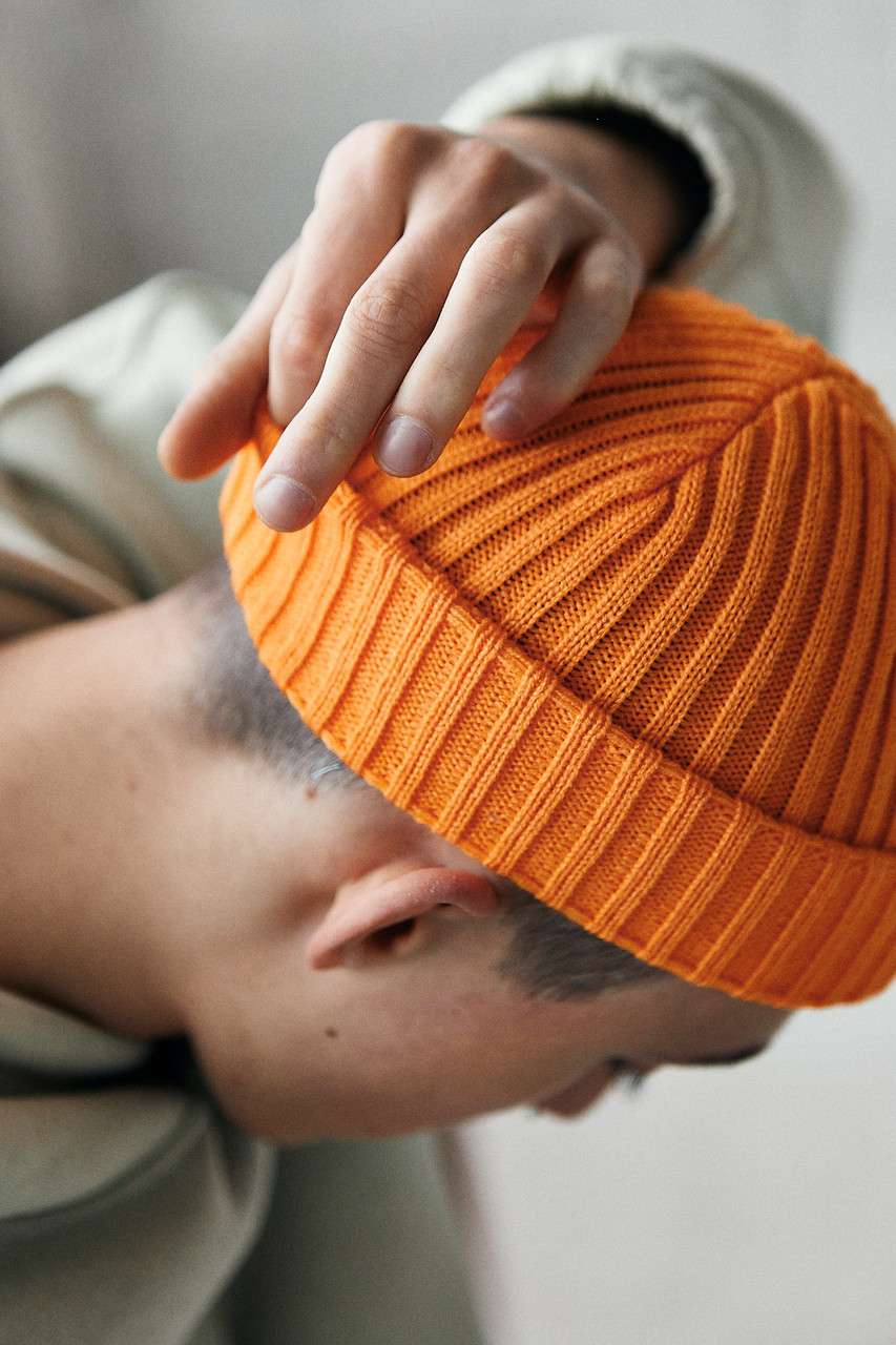Теплая Стильная Шапка бини мужская оранжевая от бренда ТУР модель Леон TURWEAR - Фото 2
