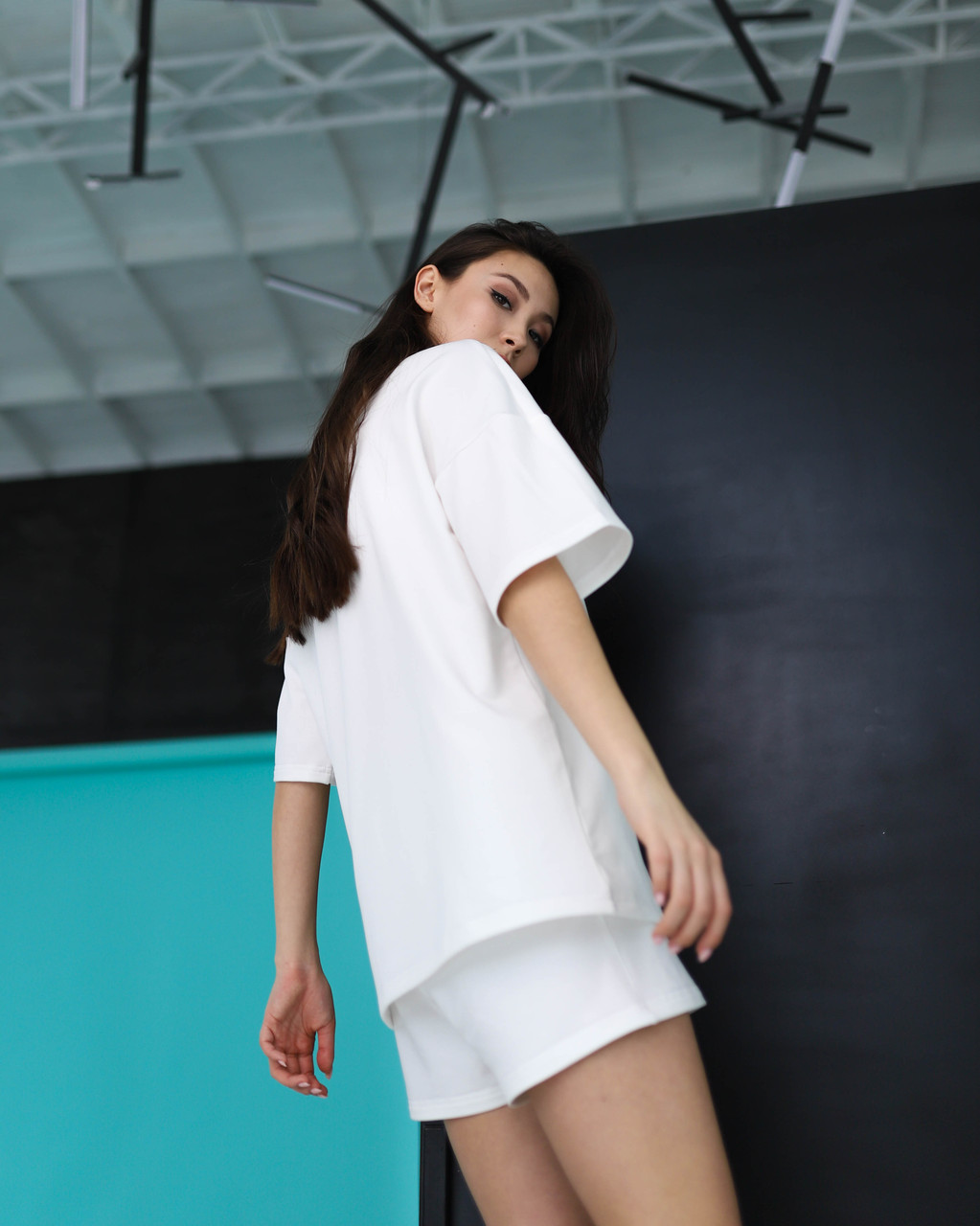 Літній комплект футболка і шорти жіночий білий оверсайз модель Мія TURWEAR - Фото 4