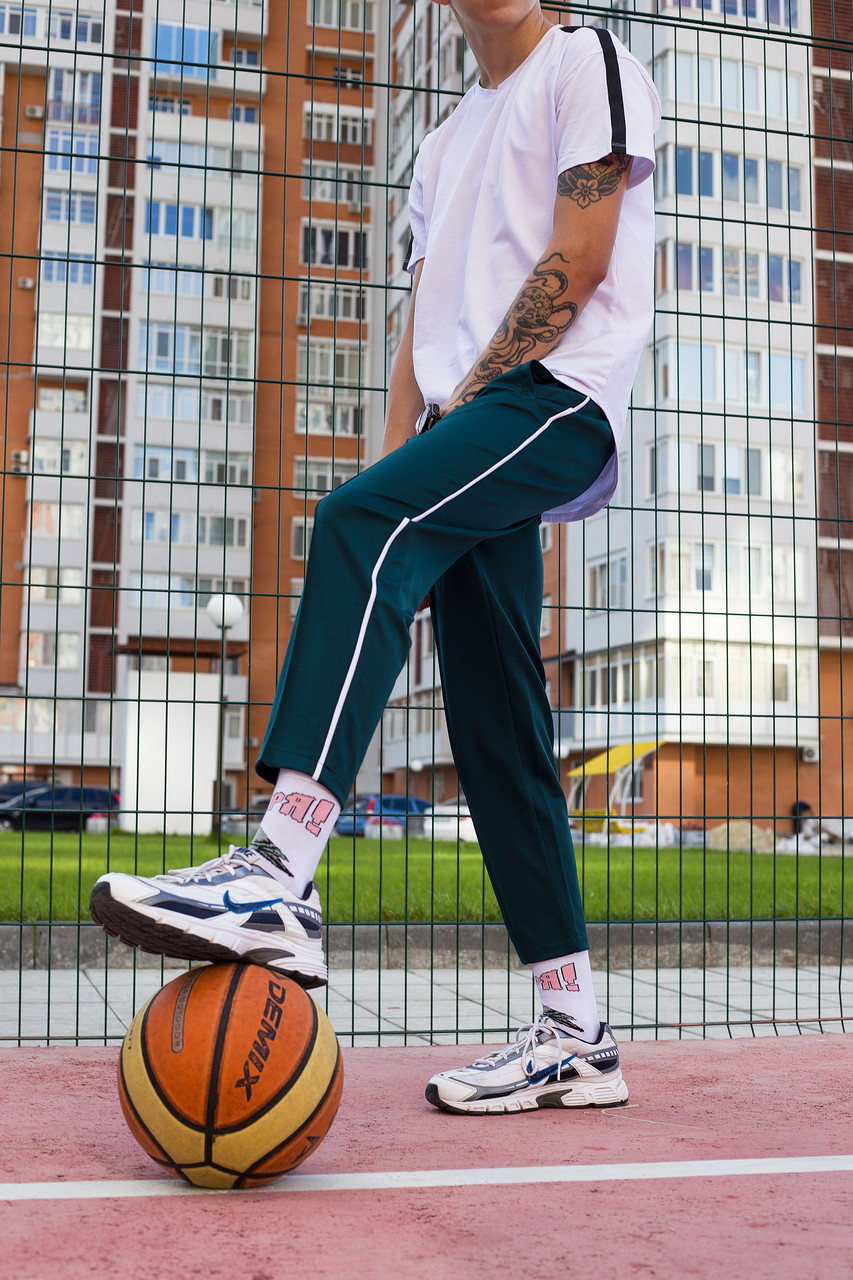 Легкие спортивные штаны мужские темно-зеленые от бренда ТУР модель Кейдж (Cage)