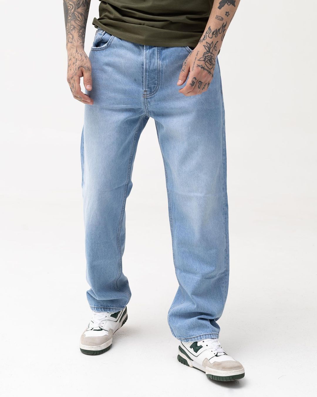 Базовые светло-голубые джинсы от BEZET