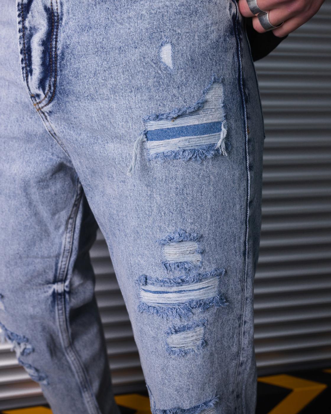 Светло синие зауженные джинсы с перфорацией BEZET для парня - Фото 2