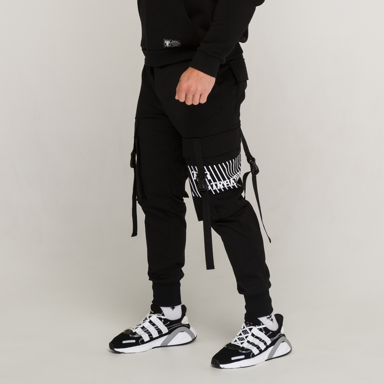 Карго штаны с лямками и принтом черные модель Есида (Yoshida) 