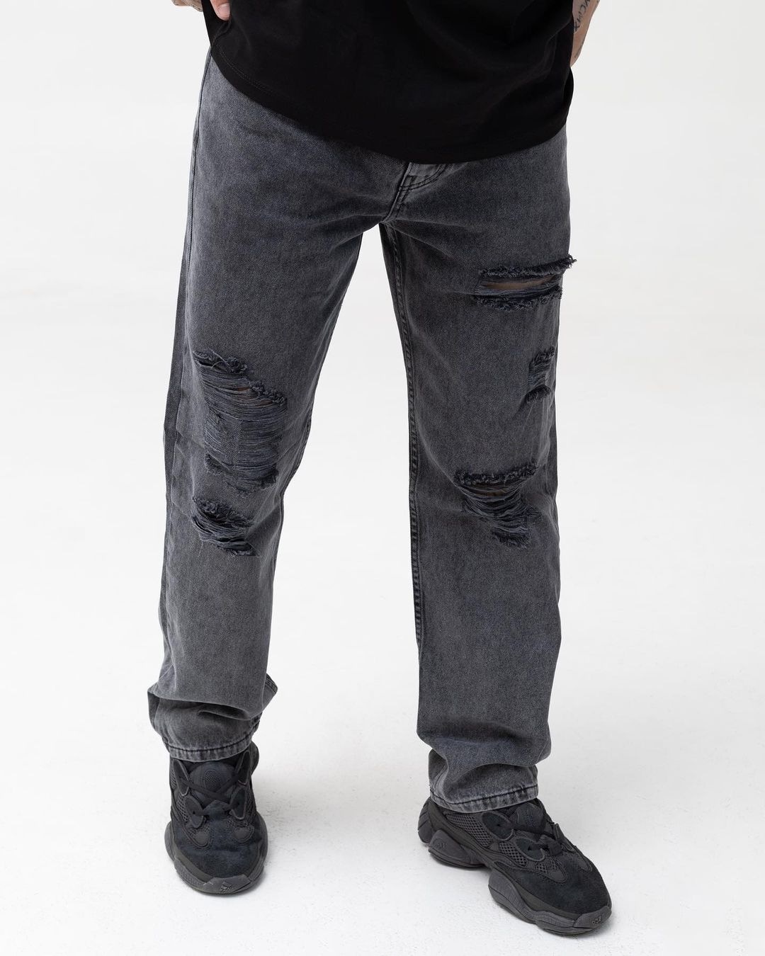 Базовые рваные темно-серые джинсы от BEZET