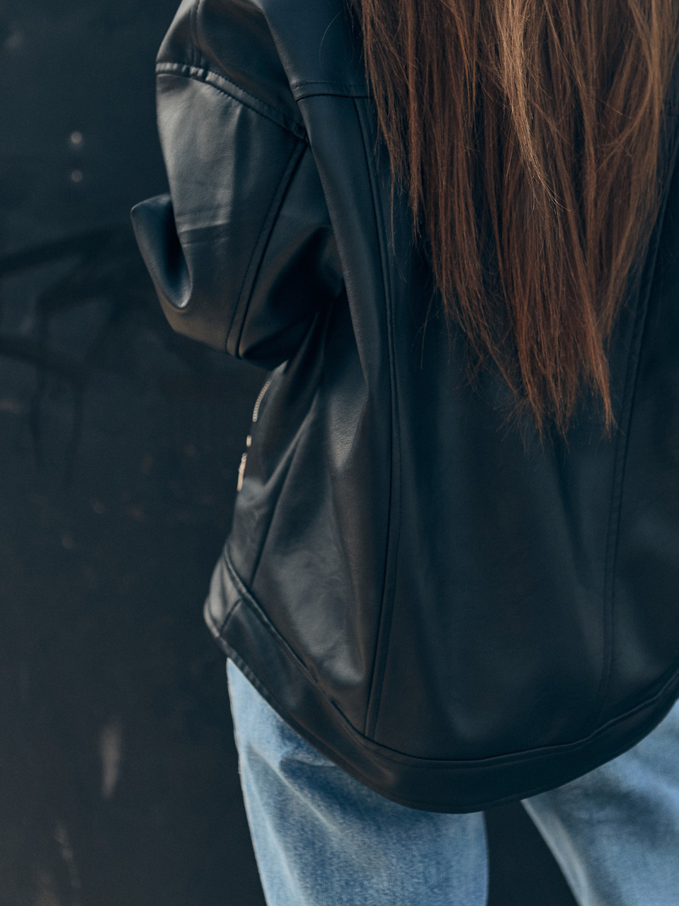 Косуха оверсайз жіноча чорна з еко-шкіри модель Емілі - Фото 8