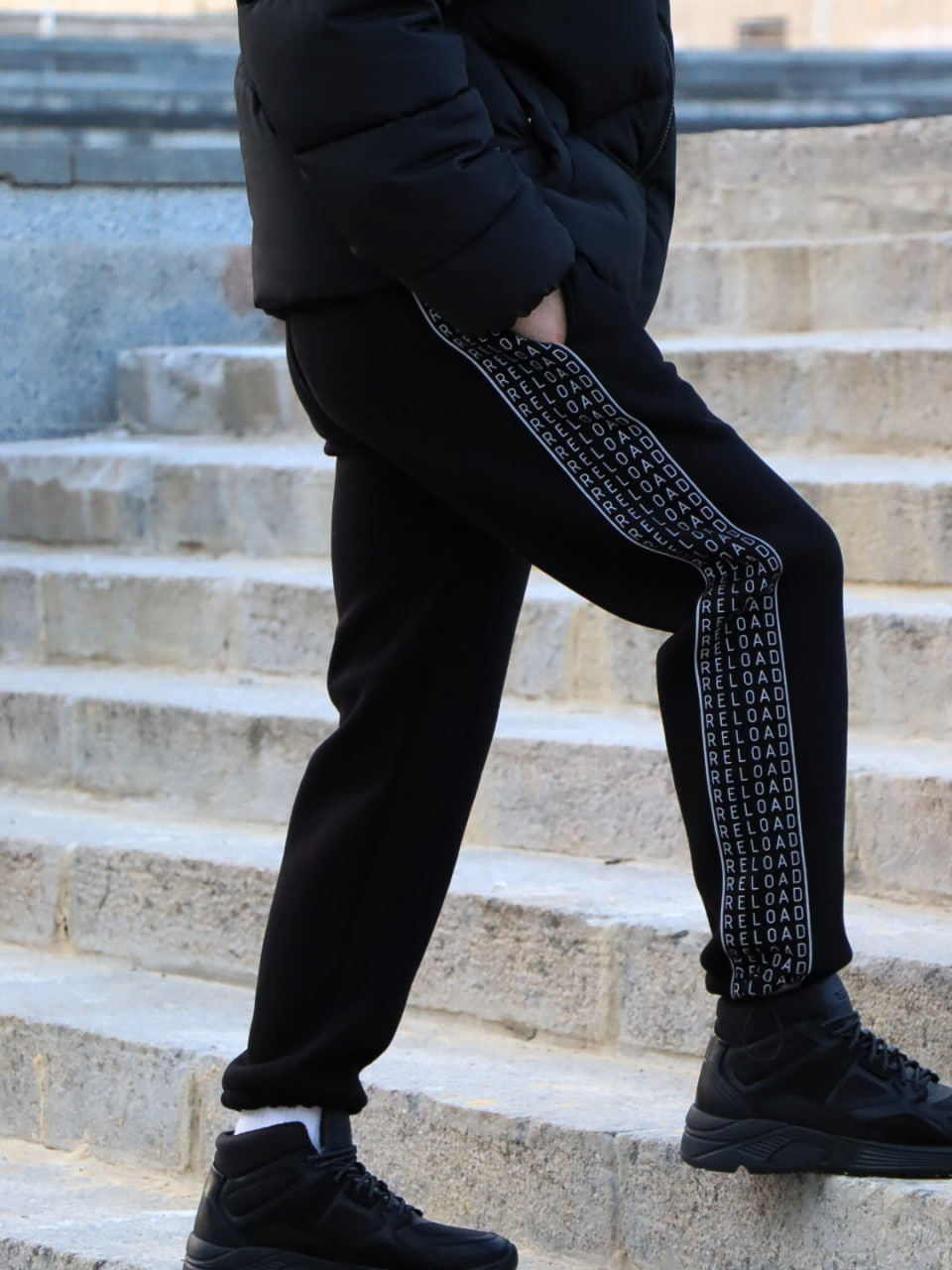 Чоловічі теплі спортивні штани з принтом Enjoy Reload чорні - Фото 4