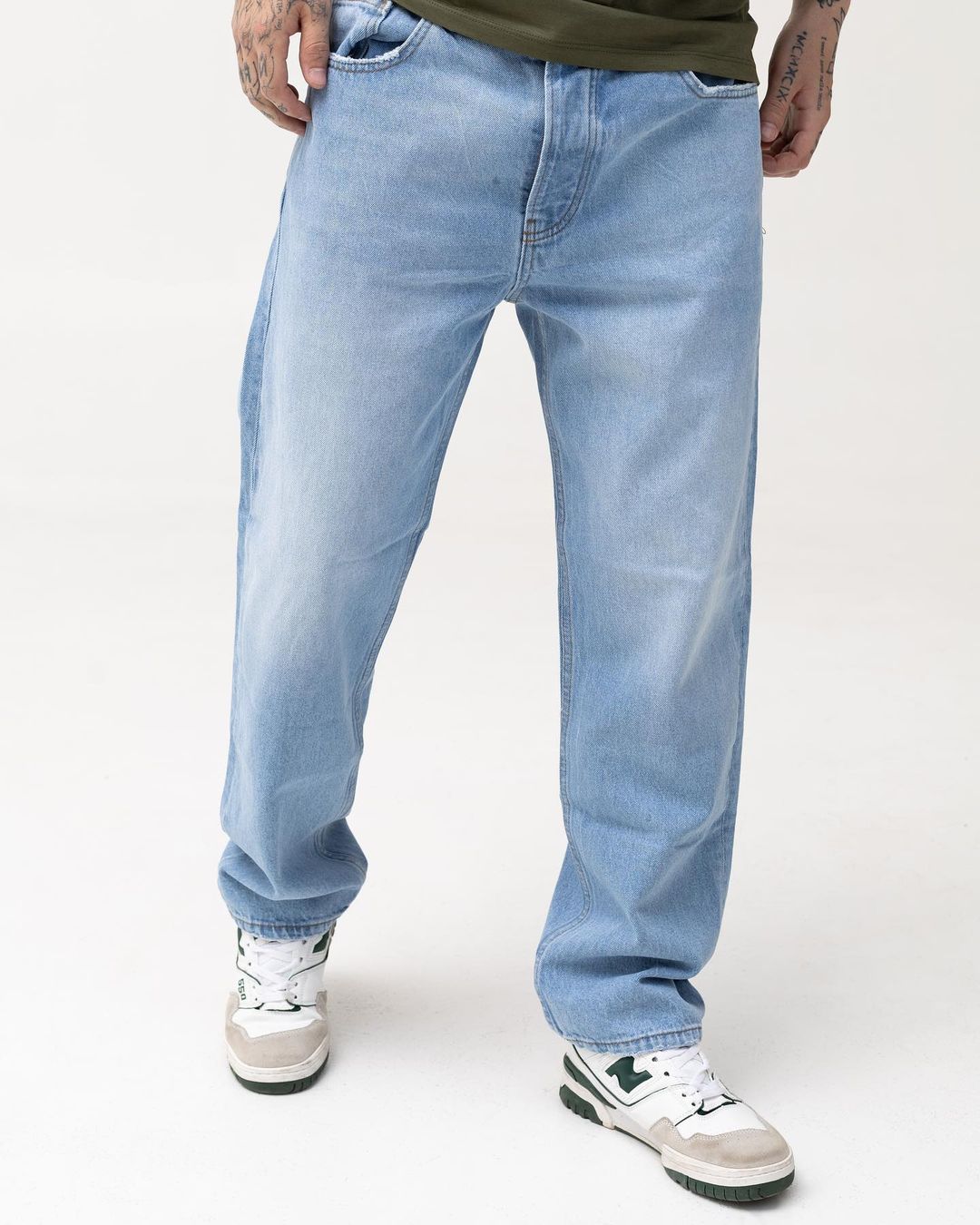 Базовые светло-голубые джинсы от BEZET - Фото 3