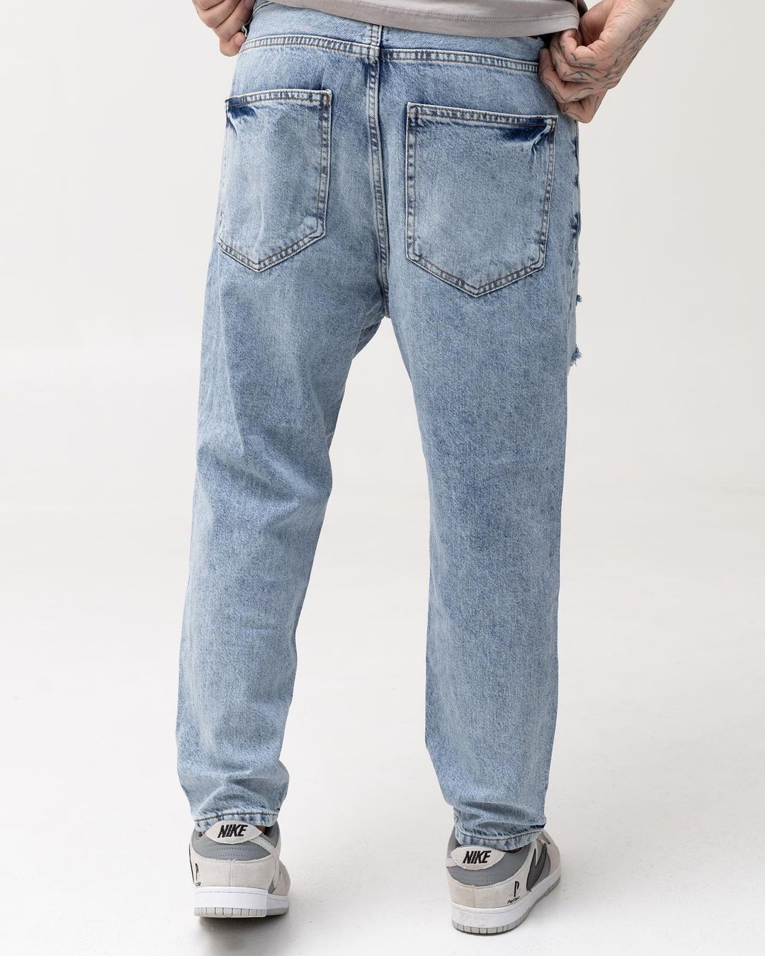 Мужские голубые джинсы BEZET с перфорацией - Фото 3