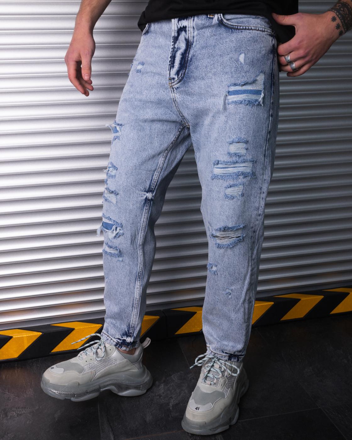 Светло синие зауженные джинсы с перфорацией BEZET для парня - Фото 3