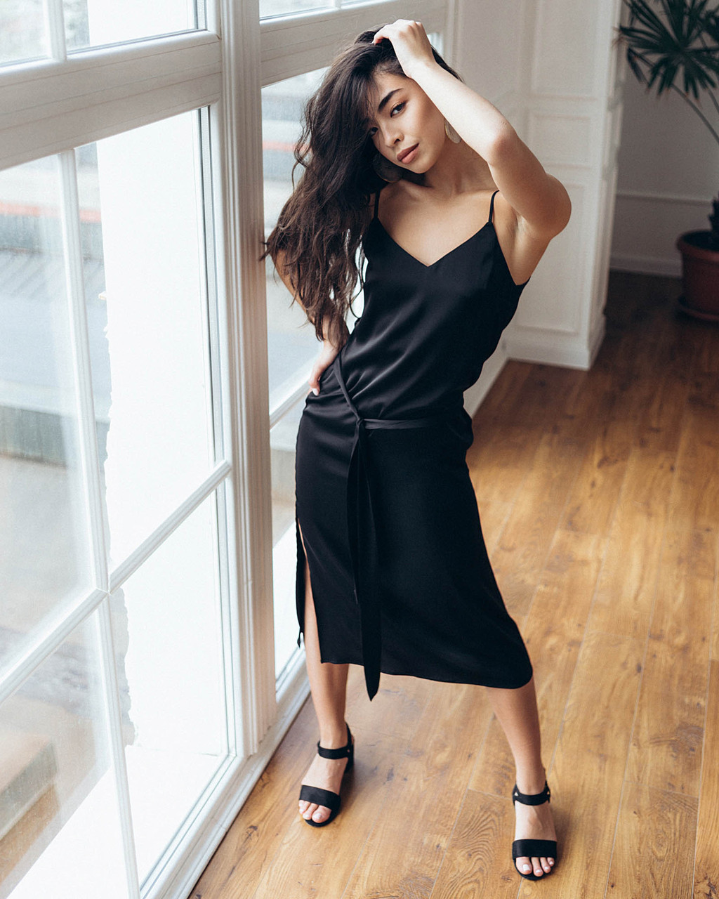 Шелковое платье женское длинное черное в бельевом стиле от бренда Тур - Фото 8