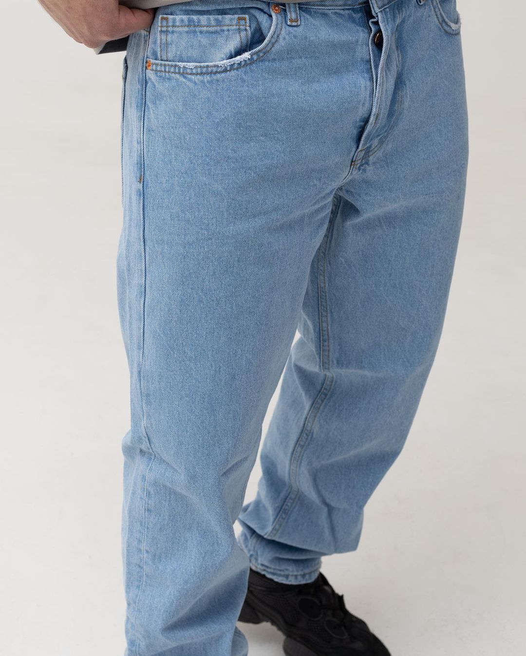 Мужские светлые голубые джинсы BEZET базовые однотонные - Фото 4