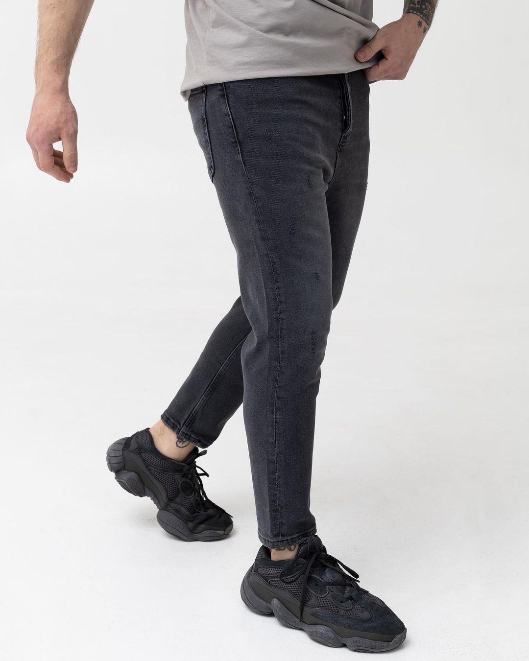 Базовые черные джинсы от BEZET с потёртостями - Фото 3