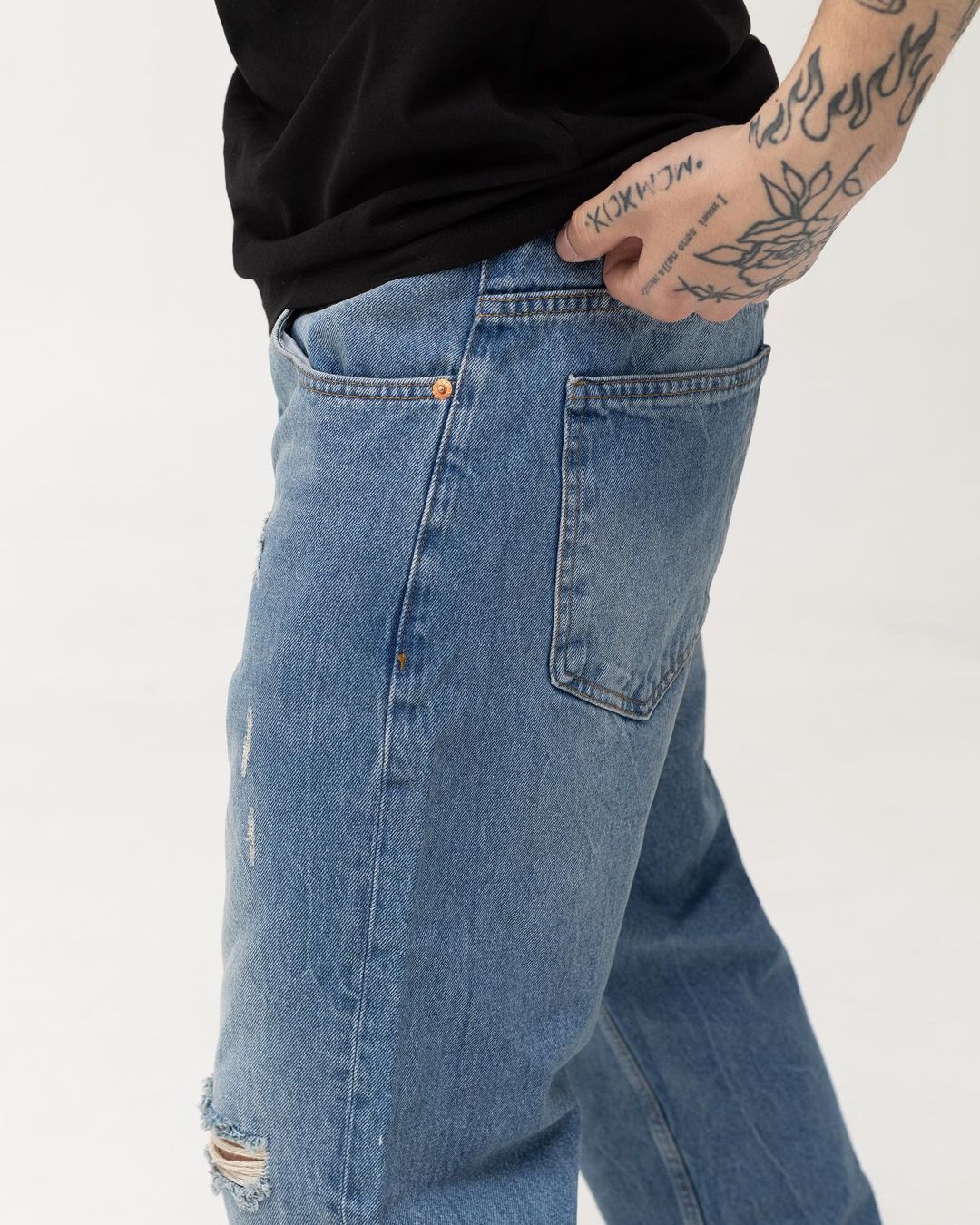 Чоловічі сині джинси BEZET базові з перфорацією - Фото 4